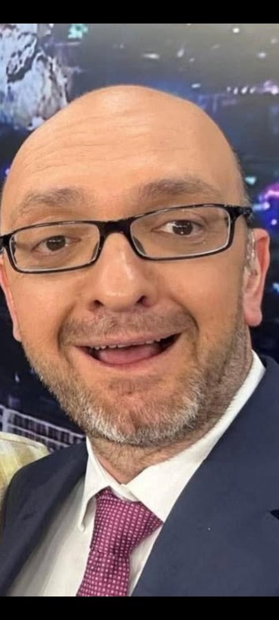 Θα μπορούσε άνθρωπος με αυτό το τόσο όμορφο χαμόγελο, να ειναι ένα μουνόπανο πολυτελείας, που τσεπώνει κρατικό χρήμα και κλάνει προαγάνδα για το Κώμα μας, δηλώνοντας δημοσιοκάφρος;