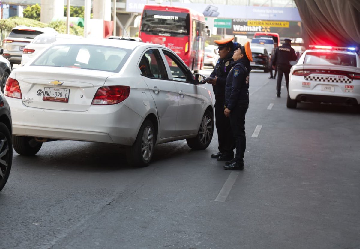TalamantesATA's tweet photo. En México // En Brasil
(Urge una llamada de @Claudiashein a @LulaOficial para que le explique lo obvio) #UberAeropuerto https://t.co/30g4zdwdwW