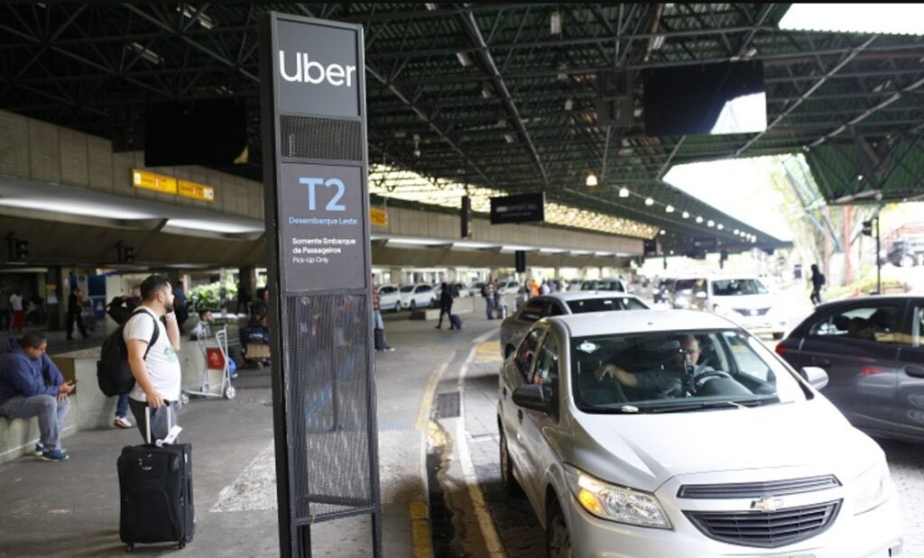 TalamantesATA's tweet photo. En México // En Brasil
(Urge una llamada de @Claudiashein a @LulaOficial para que le explique lo obvio) #UberAeropuerto https://t.co/30g4zdwdwW