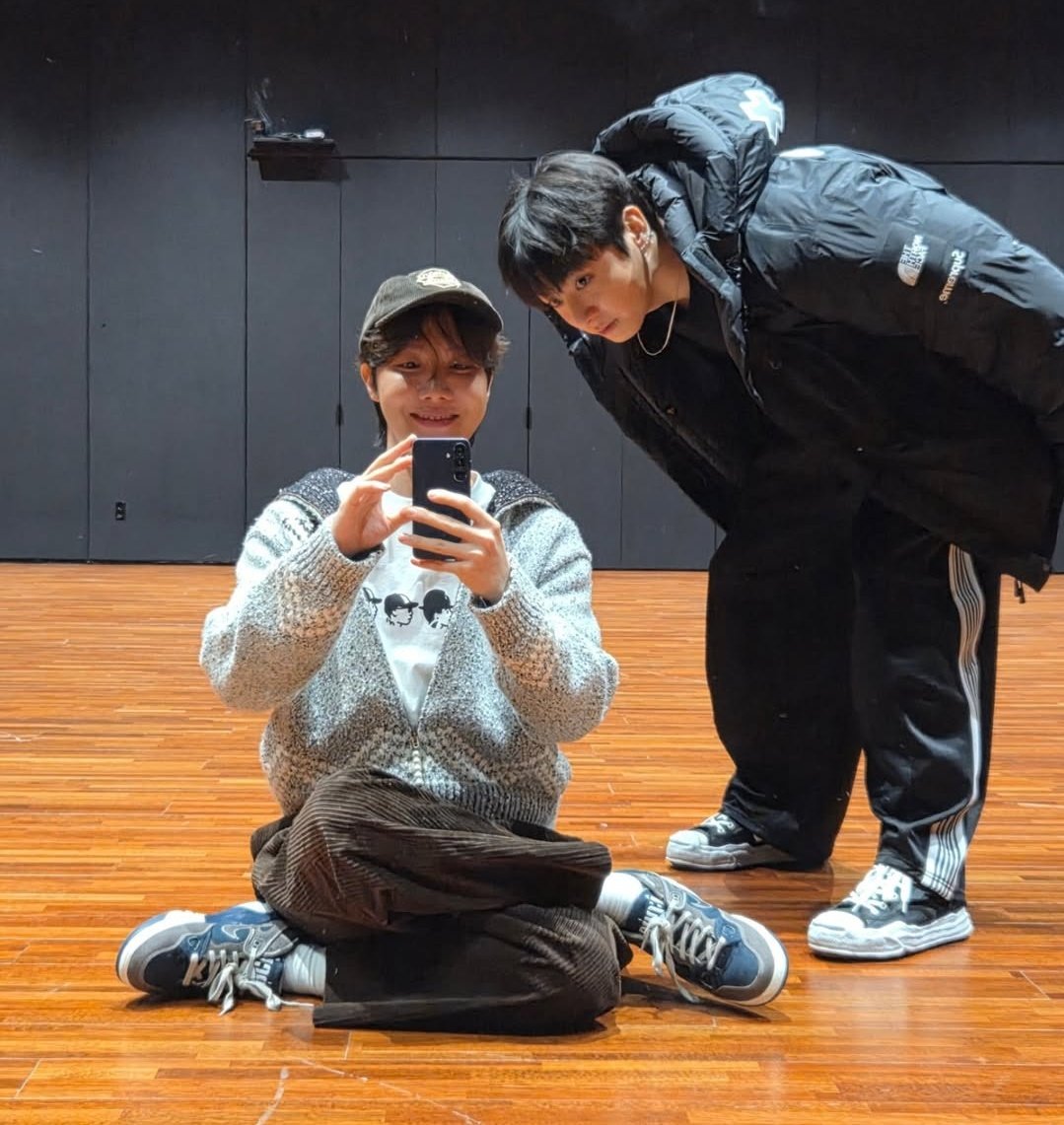 thejjkpage's tweet photo. "do you have games on your phone?" 🥺 https://t.co/wzyHIN1DLd