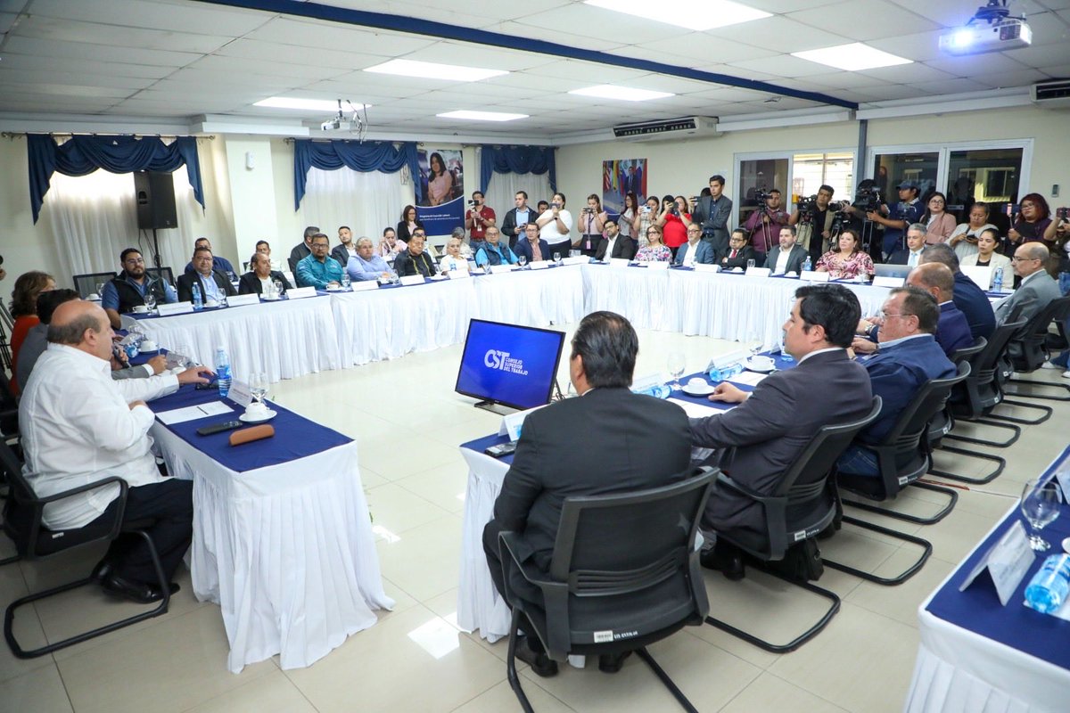 LaPerspectivaSv's tweet photo. GOBIERNO, EMPLEADORES Y TRABAJADORES VIAJARÁN JUNTOS A LA OIT POR PRIMERA VEZ

El Ministro de Trabajo @RolandoCastroSv informó que durante la reunión del Consejo Superior del Trabajo se discutieron diversos temas de interés nacional relacionados con el fortalecimiento del tejido productivo del país. Además, confirmó que próximamente se realizará una visita conjunta a la Organización Internacional del Trabajo (OIT).

El funcionario explicó que por primera vez en la historia empleadores, trabajadores y gobierno asistirán unidos ante la OIT, donde se presentarán avances y soluciones ante observaciones realizadas en años anteriores. Señaló que el objetivo es mostrar el trabajo articulado que se impulsa en el país para fortalecer el ámbito laboral.