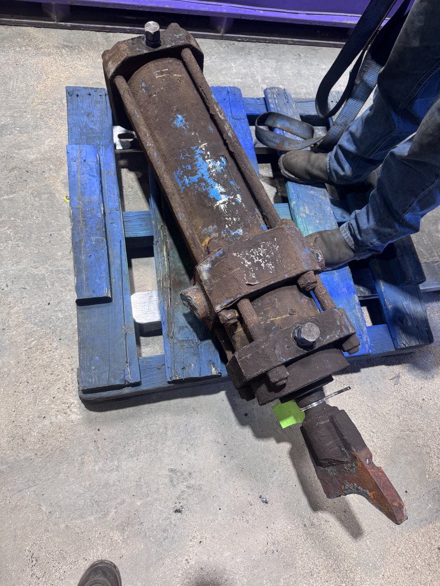 HannonHydLLC's tweet photo. Broke  and beat down cylinders can find rejuvenation and a new lease on life at HANNON. Rehab times vary based on the TLC needed. All are welcome, we guarantee results.
#cylinder #cylinderpeople #hydraulics #marketing #madeinamerica https://t.co/bfluWrfHic