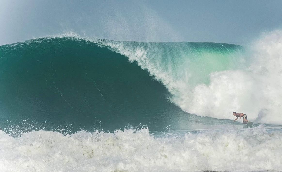 DiegoArcos14's tweet photo. Días gloriosos para los surfistas en Puerto Cayo.
Maxi Sáenz en una ola de casi 5 metros en la playa manabita.

FOTO: Luis A. Díaz Granados 
Feb 10-2026 https://t.co/9PPTcOuggj