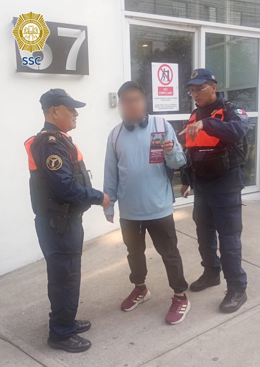 SSC_CDMX's tweet photo. #EntornoSeguro | Compañeros de los sectores #Tlatelolco y #Ángel se acercan a las y los vecinos de las colonias #Peralvillo, #SantaMaríaInsurgentes, #Atlampa y #SanRafael en la alcaldía @AlcCuauhtemocMx para brindar información sobre seguridad y medidas preventivas, así como para atender las solicitudes de apoyo que requieran. 👮🏻👮🏻
️
#CasaxCasa
#JefaDeGobierno
#LaPolicíaCercaDeTi