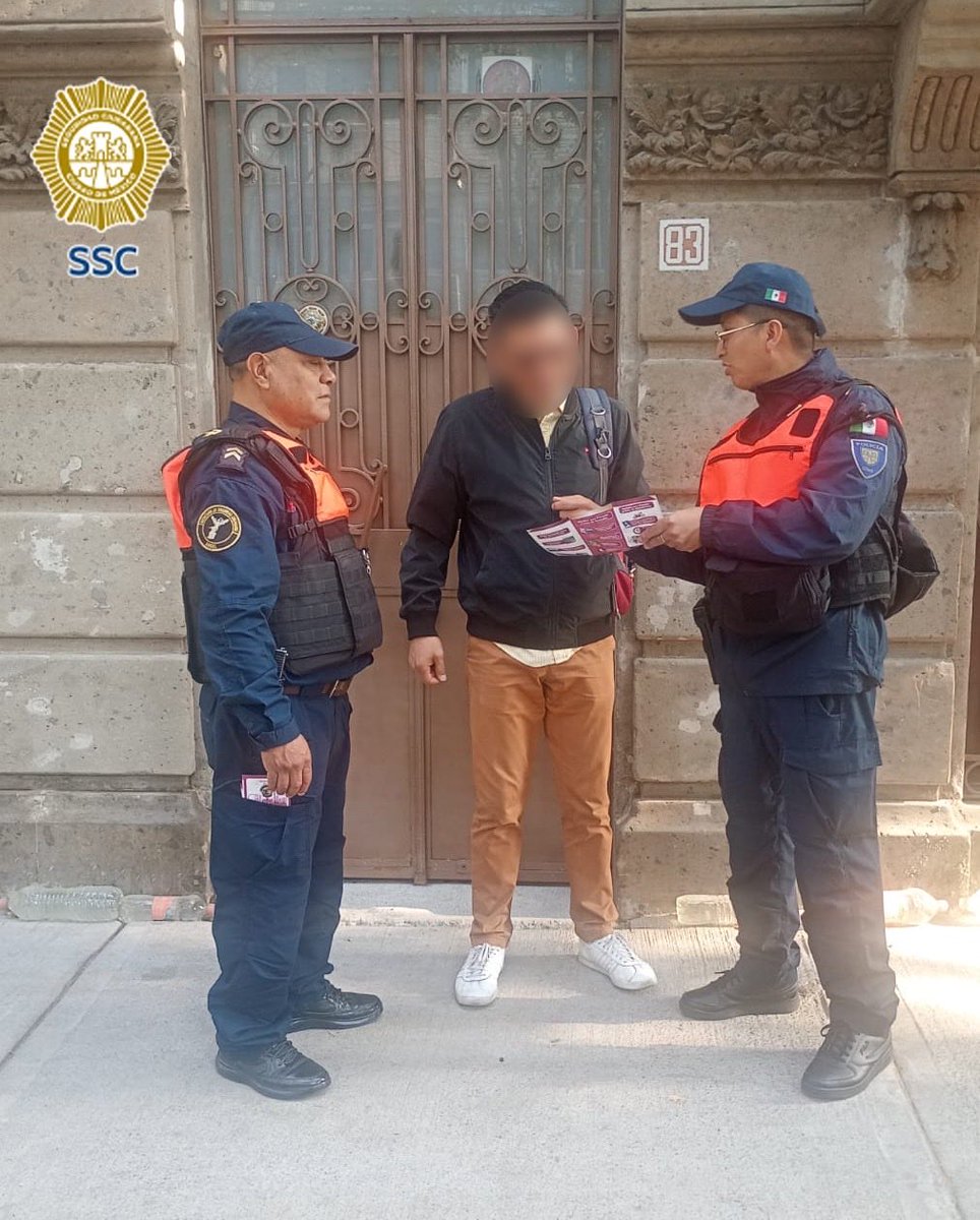SSC_CDMX's tweet photo. #EntornoSeguro | Compañeros de los sectores #Tlatelolco y #Ángel se acercan a las y los vecinos de las colonias #Peralvillo, #SantaMaríaInsurgentes, #Atlampa y #SanRafael en la alcaldía @AlcCuauhtemocMx para brindar información sobre seguridad y medidas preventivas, así como para atender las solicitudes de apoyo que requieran. 👮🏻👮🏻
️
#CasaxCasa
#JefaDeGobierno
#LaPolicíaCercaDeTi