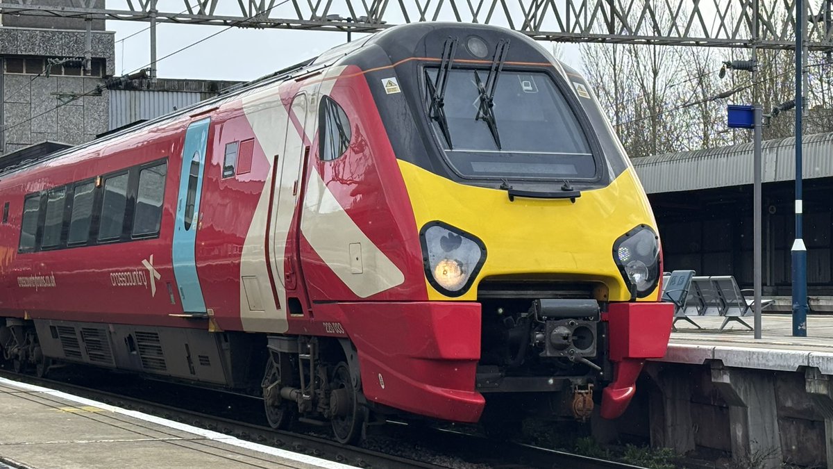 VillaVoyager82's tweet image. Today’s photos from the railways

#Railways #Class220 #Freightliner #Stafford