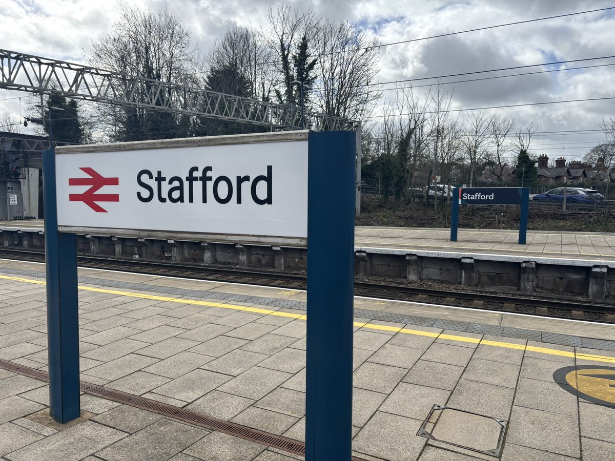 VillaVoyager82's tweet image. Today’s photos from the railways

#Railways #Class220 #Freightliner #Stafford