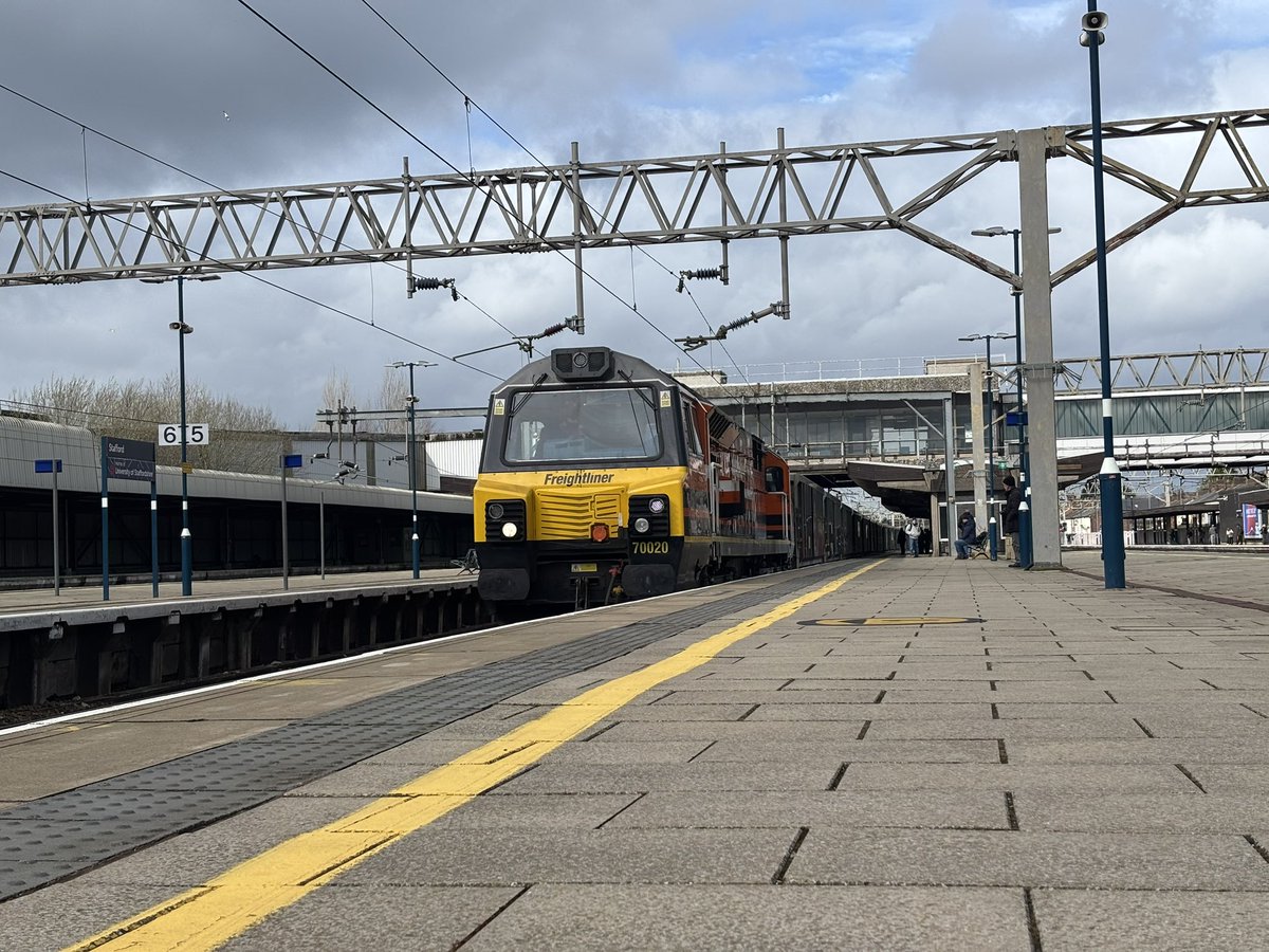 VillaVoyager82's tweet image. Today’s photos from the railways

#Railways #Class220 #Freightliner #Stafford