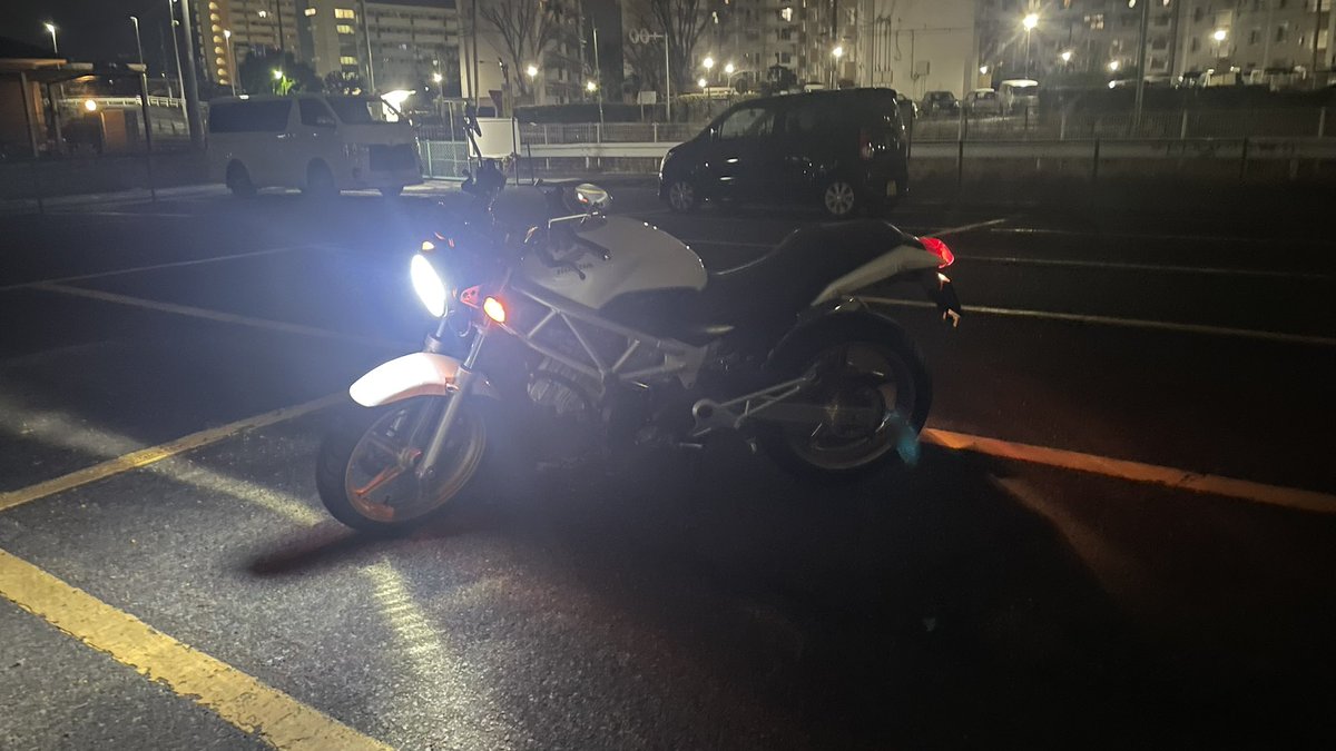 iamottoko's tweet photo. VTR250-FIモデル   売りたし
バッテリー上がり気味でセル始動出来ませんでしたが押しがけで始動出来ました🙆‍♀️
総走行9674km
不調などはないです！5速まで走行確認できてます。外装タンクに小凹みが2、3箇所
とりあえず27万でよろしくお願いします https://t.co/bWGzazqwle