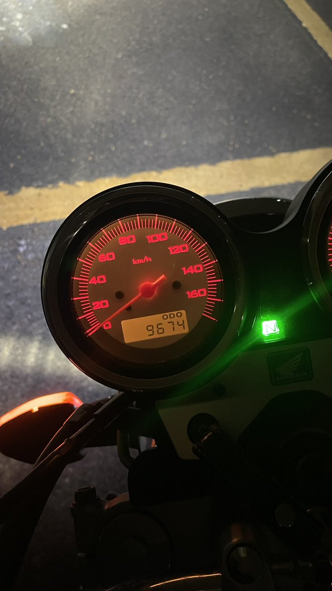 iamottoko's tweet photo. VTR250-FIモデル   売りたし
バッテリー上がり気味でセル始動出来ませんでしたが押しがけで始動出来ました🙆‍♀️
総走行9674km
不調などはないです！5速まで走行確認できてます。外装タンクに小凹みが2、3箇所
とりあえず27万でよろしくお願いします https://t.co/bWGzazqwle