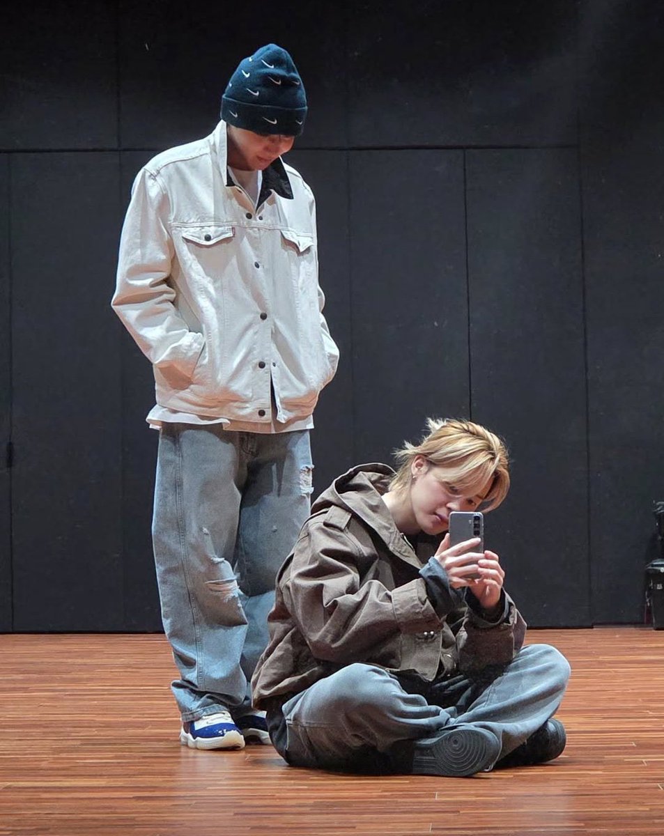 byisaforthv's tweet image. HOSEOK PAI DE TRIGÊMEOS 😭😭😭