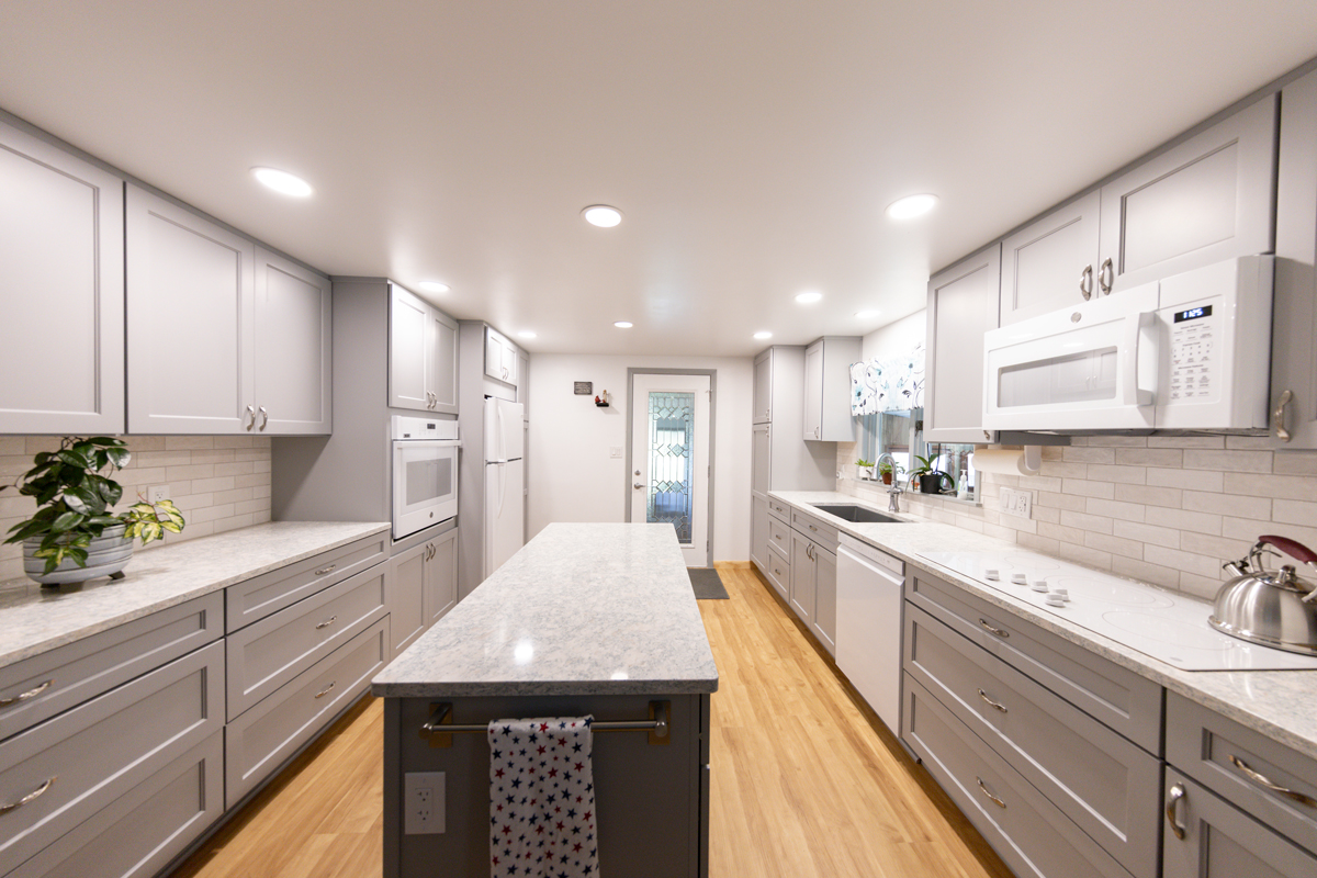 PerezDBR's tweet image. Out with the oak, in with the flow ! We reworked this galley kitchen for better layout, modern style, and way more storage.
Small space, big transformation. #KitchenRemodel #GalleyKitchen #ModernDesign #PerezDesignBuild