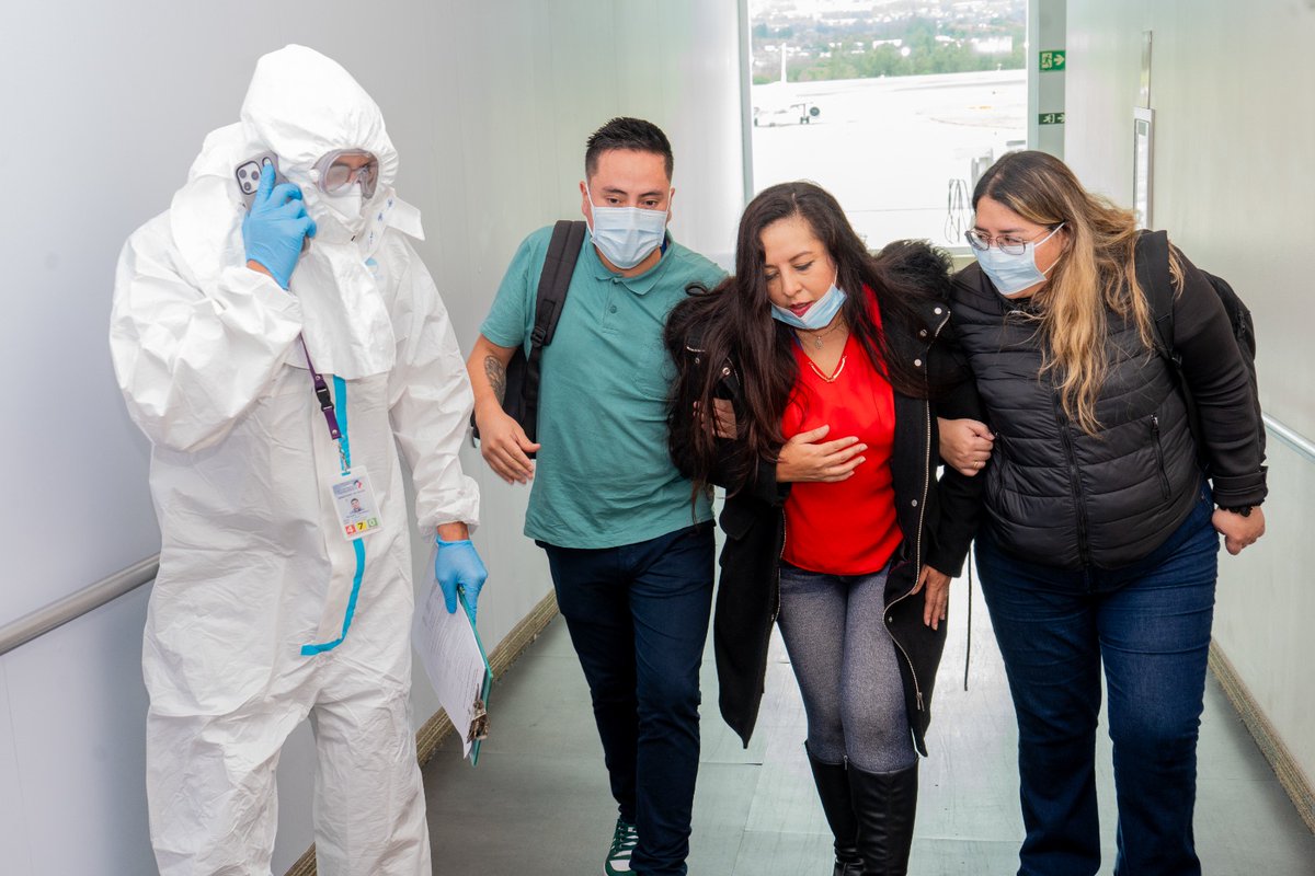 Salud_Ec's tweet photo. ¡Por un Ecuador sin sarampión! 🇪🇨💪
En el Aeropuerto Mariscal Sucre de Quito realizamos un Simulacro Interinstitucional de Caso Sospechoso de Sarampión, ante la alerta emitida por la @OpsOms y la proximidad del Mundial de Fútbol 2026. https://t.co/C1H3LCC8pc