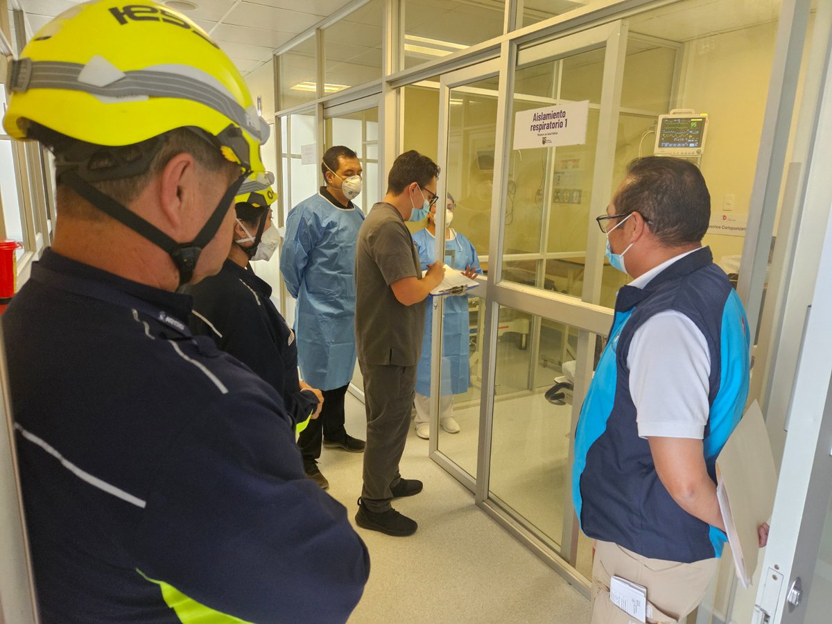 Salud_Ec's tweet photo. ¡Por un Ecuador sin sarampión! 🇪🇨💪
En el Aeropuerto Mariscal Sucre de Quito realizamos un Simulacro Interinstitucional de Caso Sospechoso de Sarampión, ante la alerta emitida por la @OpsOms y la proximidad del Mundial de Fútbol 2026. https://t.co/C1H3LCC8pc