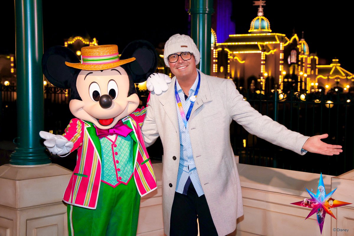 adrienlauwarier's tweet photo. ✨ DISNEY ADVENTURE WORLD 🎆
J-16 Avant l'inauguration de Disney Adventure World et l'ouverture du Monde de La Reines des Neiges...😍❄️ 
📸 Meet Mickey Mouse, Disney PhotoPass™ #DisneyCastLife
#DisneyAdventureWorld ✨ #AdventureWay ⛄️ #DisneylandParis 💫 #DisneyParks
📍Parc Walt Disney Studios (Disney Adventure World), Adventure Way

📸©2026 @DisneylandParis ©Disney