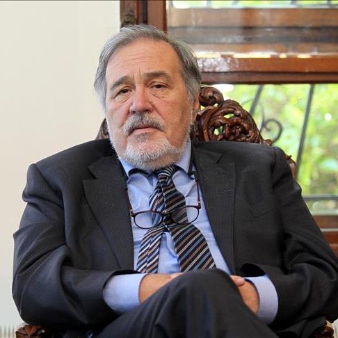 TurkishCongress's tweet photo. Türk tarihinin yetiştirdiği en büyük tarihçilerden İlber Ortaylı’nın aramızdan ayrıldığını derin bir üzüntü ile öğrendik. 

Hocamıza Allah’tan rahmet, kederli ailesi ve tüm sevenlerine başsağlığı diliyoruz.

Ruhun uçmağ olsun büyük usta. 

#ilberortayli https://t.co/CMBHlKKKtv