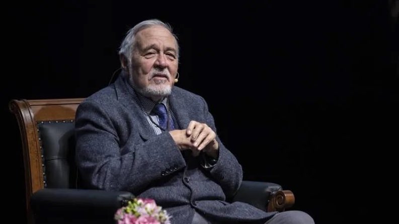 Prof. Dr. İlber Ortaylı Hoca vefat etti.
Türkiye'de tarihe duyulan ilginin artmasında büyük rol oynadı. Mümtaz bilim adamlarımızdan biri idi. Hoş sohbetti.
Kendisine Allah'tan rahmet, yakınlarına, sevenlerine, talebelerine başsağlığı diliyorum... #ilberortaylı