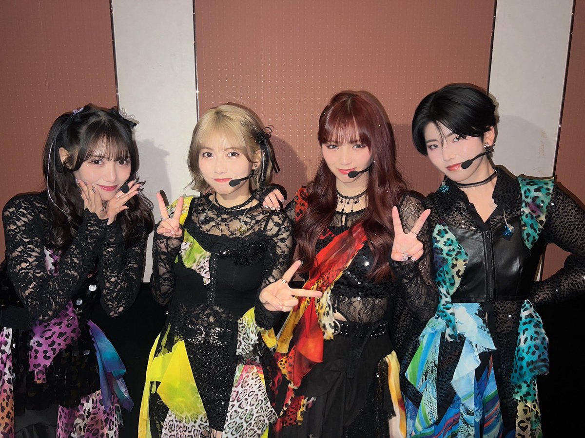 amefura_yuduki's tweet photo. #AMEFURASSHI IS HERE
ありがとうございました💜💛❤️💙

ここまで進んでこれたのは紛れもなくColorsのおかげです

出会ってくれてありがとう💟

私は皆との思い出絶対に忘れないし
皆も私たちのことずっと忘れないでね
これからも永遠にAMEFURASSHIの音楽は止まりません。

色んなことを一緒に乗越えてくれて
沢山の思い出を一緒に作ってくれて
あなたの人生の1ページにしてくれて
本当にありがとうっ🎶ྀི

ずっと幸せでいてください🫶🏻
以上
AMEFURASSHIの市川優月でした！
ありがとうございました〜🎀