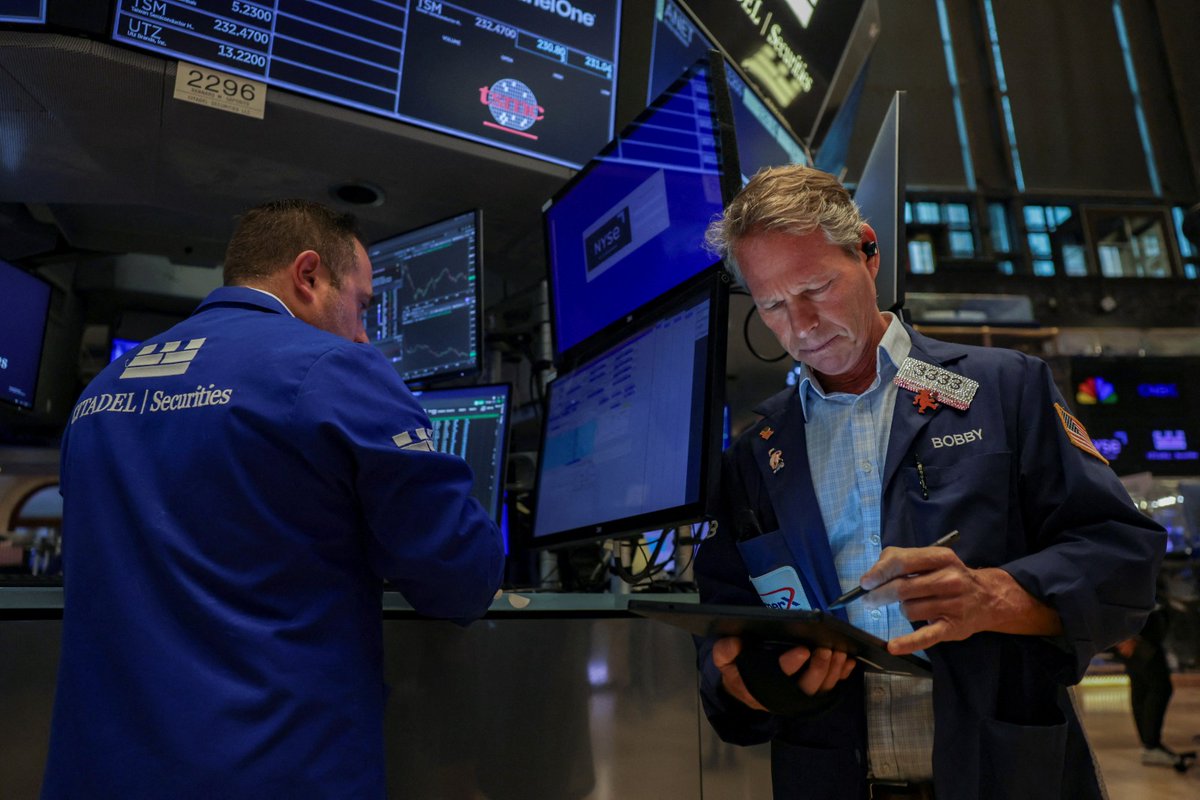 MarioNawfal's tweet photo. 🚨🇺🇸 Someone is selling crude futures at scale and nobody knows who.

Traders being pushed by clients to identify the mystery seller. The leading theory: the U.S. Treasury intervening directly in oil markets to hold prices down.

Trump already released half the Strategic Petroleum Reserve. Now potentially manipulating futures markets on top of it

FT