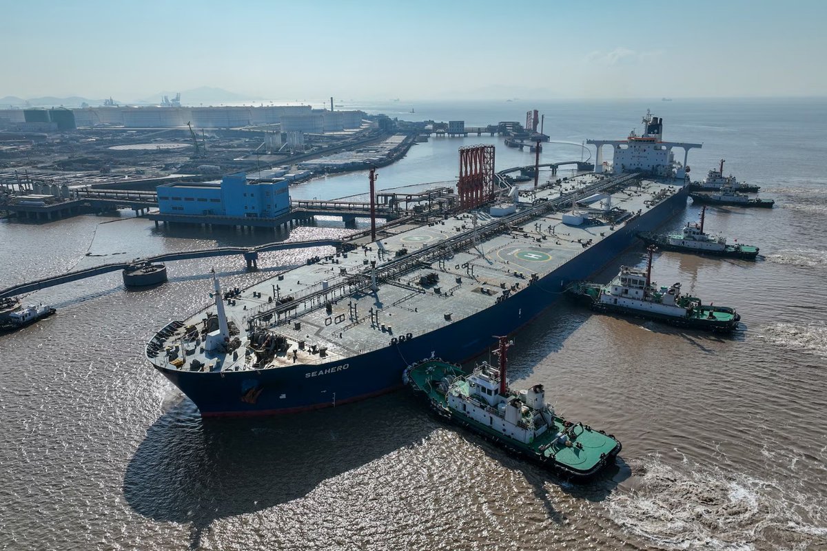 MarioNawfal's tweet photo. 🚨🇺🇸 Someone is selling crude futures at scale and nobody knows who.

Traders being pushed by clients to identify the mystery seller. The leading theory: the U.S. Treasury intervening directly in oil markets to hold prices down.

Trump already released half the Strategic Petroleum Reserve. Now potentially manipulating futures markets on top of it

FT