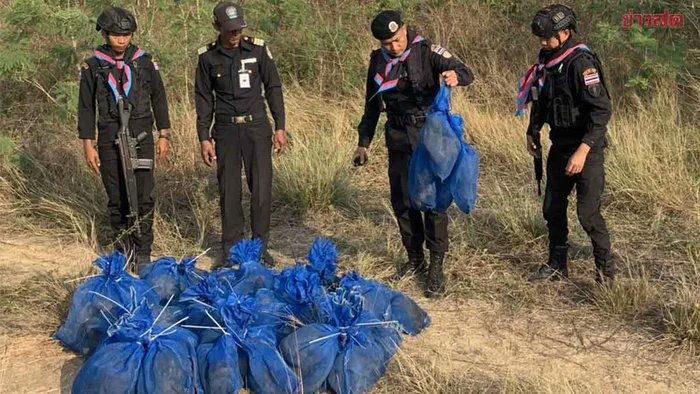 StopCamarles's tweet photo. Los macacos de cola larga fueron declarados en peligro de extinción en 2022. Uno de los principales motivos del dramático estado de esta especie es su constante captura y tráfico ilegal para suplir al negocio de la experimentación animal.

Hoy, una vez más, la policía tailandesa ha rescatado a 51 macacos que estaban siendo traficados a Camboya, “posiblemente”, a una de las “granjas” que abastece a los laboratorios de todo el mundo.
https://t.co/2u2Dd8W8ak

Esta es la realidad tras este cruel y devastador negocio. Es imprescindible tomar medidas para la protección de esta especie y dejar de masacrarlos en laboratorios @gencat @mitecogob  

Más información:

👉 https://t.co/8SLxedM4ue

👉 https://t.co/RZFLEyCUVB 

#NoEsCiencia #AboliciónVivisección
