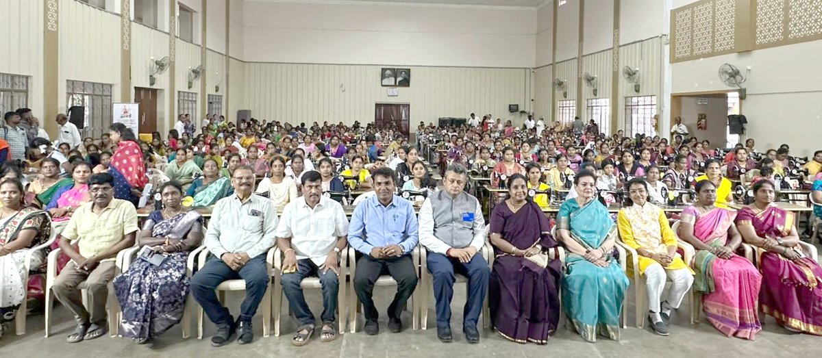 VanathiBJP's tweet photo. இன்றைய தினம் கோவை புலியகுளம் விக்னேஷ் மஹாலில் எனது தலைமையில் இயங்கும் கோவை மக்கள் சேவை மையத்தின் சார்பாக செயல்படுத்தப்படும் திட்டங்களான சுயம், வளம், மோடியின் மகள் ஆகியவற்றின் நலத்திட்ட உதவிகள் வழங்கும் முப்பெரும் விழா சிறப்பாக நடைபெற்றது. இந்நிகழ்வில் சிறப்பு விருந்தினர்களாக ராஜ்சபா எம்.பி-யும் முன்னாள் தேசிய மகளிர் ஆணையத் தலைவருமான திருமதி. @sharmarekha அவர்களும், ரோட்டரி சங்க மாவட்ட ஆளுநர், சம்பா பப்ளிஷிங் கம்பெனி இயக்குநர் திரு. R.S.மாருதி அவர்களும் கலந்து கொண்டு பயனாளிகளுக்கு நலத்திட்ட உதவிகள் வழங்கி சிறப்பித்தனர்.
இவ்விழாவின் முக்கிய நிகழ்வாக வளம் திட்டத்தில் கனரா வங்கி சுய வேலை வாய்ப்புத் திட்டத்துடன் இணைந்து ஆரி, எம்ராய்டரி பயிற்சி முடித்த 30 பெண்களுக்கு சான்றிதழ்களும், சுயம் திட்டத்தின் கீழ் 406 பெண்களுக்கு இலவச தையல் இயந்திரமும், தாயின் அரவணைப்பில் வளரும் 36 பெண் குழந்தைகளுக்கு மோடியின் மகள் திட்டத்தின் கீழ் நடப்பு ஆண்டு கல்வி நிதியாக தலா ரூ.10,000 வழங்கப்பட்டது.
விழாவில் மகளிர் சுய உதவிக் குழுவினரின் பொருட்கள் காட்சிப்படுத்தப்பட்டு விற்பனைக்கு வைக்கப்பட்டிருந்தது. திரளான பெண்கள் கலந்து கொண்டு சிறப்பித்தனர். மகளிர், குழந்தைகளை உற்சாகப்படுத்தும் விதமாக சிறு விளையாட்டுகளும் அமைக்கப்பட்டிருந்தது. #kovai #kovaimakkalsevaimaiyam