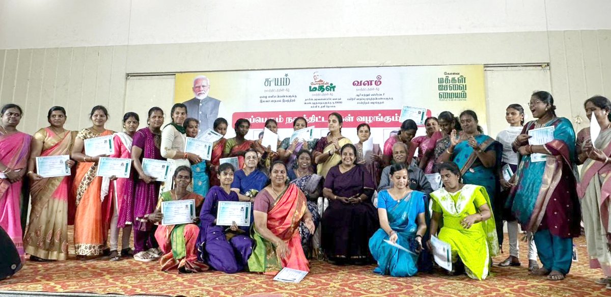 VanathiBJP's tweet photo. இன்றைய தினம் கோவை புலியகுளம் விக்னேஷ் மஹாலில் எனது தலைமையில் இயங்கும் கோவை மக்கள் சேவை மையத்தின் சார்பாக செயல்படுத்தப்படும் திட்டங்களான சுயம், வளம், மோடியின் மகள் ஆகியவற்றின் நலத்திட்ட உதவிகள் வழங்கும் முப்பெரும் விழா சிறப்பாக நடைபெற்றது. இந்நிகழ்வில் சிறப்பு விருந்தினர்களாக ராஜ்சபா எம்.பி-யும் முன்னாள் தேசிய மகளிர் ஆணையத் தலைவருமான திருமதி. @sharmarekha அவர்களும், ரோட்டரி சங்க மாவட்ட ஆளுநர், சம்பா பப்ளிஷிங் கம்பெனி இயக்குநர் திரு. R.S.மாருதி அவர்களும் கலந்து கொண்டு பயனாளிகளுக்கு நலத்திட்ட உதவிகள் வழங்கி சிறப்பித்தனர்.
இவ்விழாவின் முக்கிய நிகழ்வாக வளம் திட்டத்தில் கனரா வங்கி சுய வேலை வாய்ப்புத் திட்டத்துடன் இணைந்து ஆரி, எம்ராய்டரி பயிற்சி முடித்த 30 பெண்களுக்கு சான்றிதழ்களும், சுயம் திட்டத்தின் கீழ் 406 பெண்களுக்கு இலவச தையல் இயந்திரமும், தாயின் அரவணைப்பில் வளரும் 36 பெண் குழந்தைகளுக்கு மோடியின் மகள் திட்டத்தின் கீழ் நடப்பு ஆண்டு கல்வி நிதியாக தலா ரூ.10,000 வழங்கப்பட்டது.
விழாவில் மகளிர் சுய உதவிக் குழுவினரின் பொருட்கள் காட்சிப்படுத்தப்பட்டு விற்பனைக்கு வைக்கப்பட்டிருந்தது. திரளான பெண்கள் கலந்து கொண்டு சிறப்பித்தனர். மகளிர், குழந்தைகளை உற்சாகப்படுத்தும் விதமாக சிறு விளையாட்டுகளும் அமைக்கப்பட்டிருந்தது. #kovai #kovaimakkalsevaimaiyam