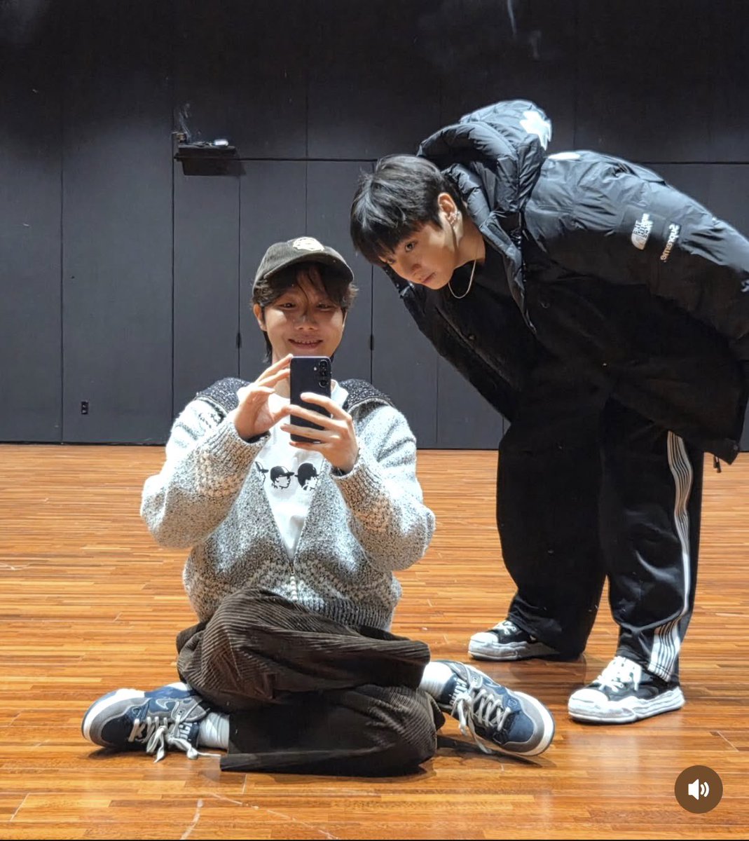 angel_HeMaYa's tweet photo. Thank you Hobi for the cute snippets of Taehyung and Jungkookie~ https://t.co/qi5LOx7AQ7