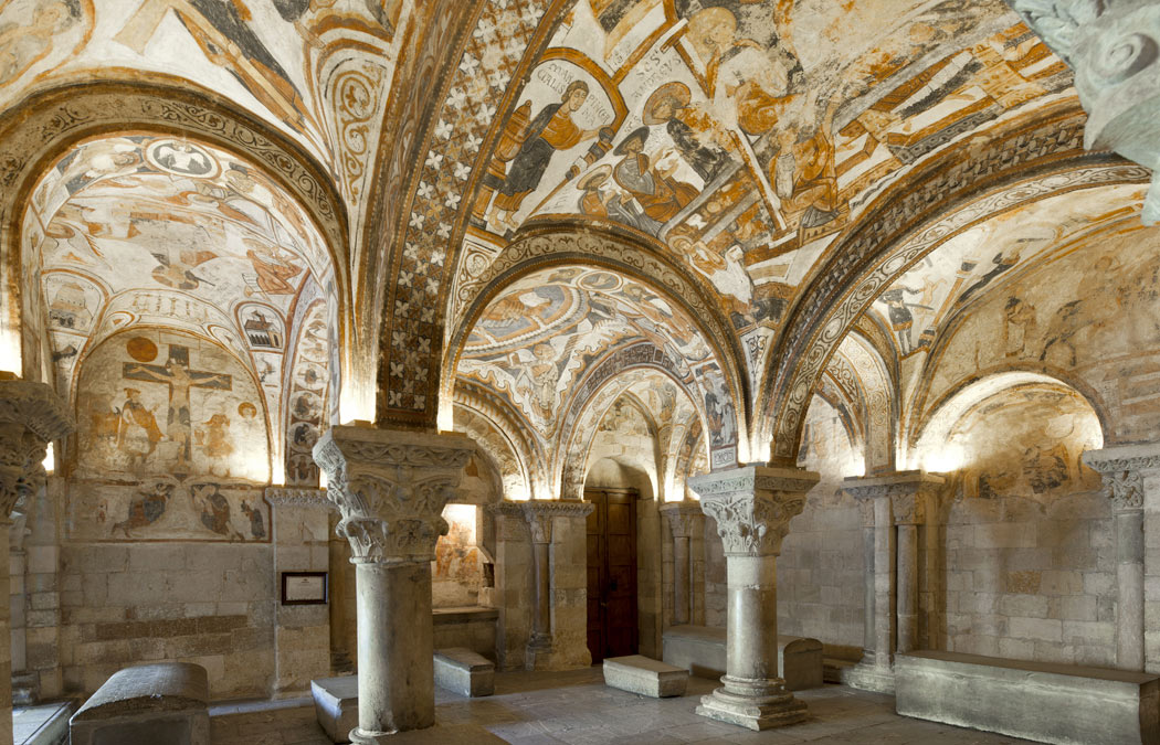 cylromanica's tweet photo. El Panteón de los Reyes fue mandado construir por Fernando I y Sancha, reyes de León, como cementerio real.  En él se enterraron reyes, reinas, infantes, condes y miembros de la nobleza. Sus frescos románicos son una joya del arte medieval.
Real Colegiata Basílica de San Isidoro https://t.co/9jzVv5vxGt