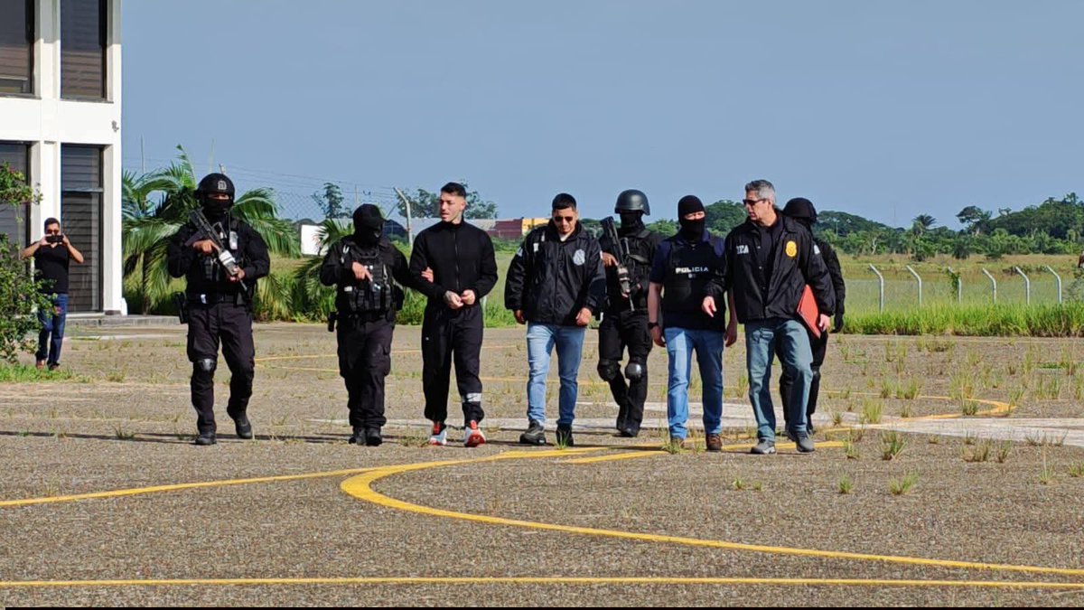 abi_bolivia's tweet photo. #ABIinforma | ✈️🚨 Así fue expulsado de Bolivia el narcotraficante uruguayo Sebastián Marset, tras su captura en un operativo en Santa Cruz. La DEA difundió fotografías en las que se lo observa rodeado de agentes bolivianos de Interpol y de la Administración de Control de Drogas. https://t.co/l8z8jBfKdn