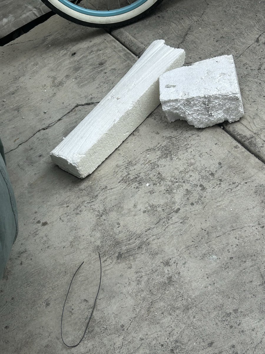 ADANORTIZS1's tweet photo. Buenos días!
Necesito ayuda, hay una obra al lado de mi propiedad, caen todo tipo de objetos de una obra! Ya es peligroso salir al patio! Polvo, unicel, alambres, clavos, alambrón, varillas, etc.! @889Noticias
@AzcapotzalcoMx
@inveacdmx 
@ANIDARAC 
@locatel_mx https://t.co/BHNoyG26vf