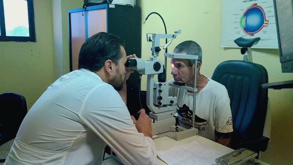 ⚕️🇨🇺 | En Cuba: Ciencia y humanidad para preservar la visión 👁️✨  

💬 “Hoy vine con confianza, porque sé que aquí me cuidan y me ayudan a seguir viendo el mundo con claridad”, expresó Juan Carlos Dubed, paciente beneficiado con el Servicio de Glaucoma en La Habana.  

🧵1/2