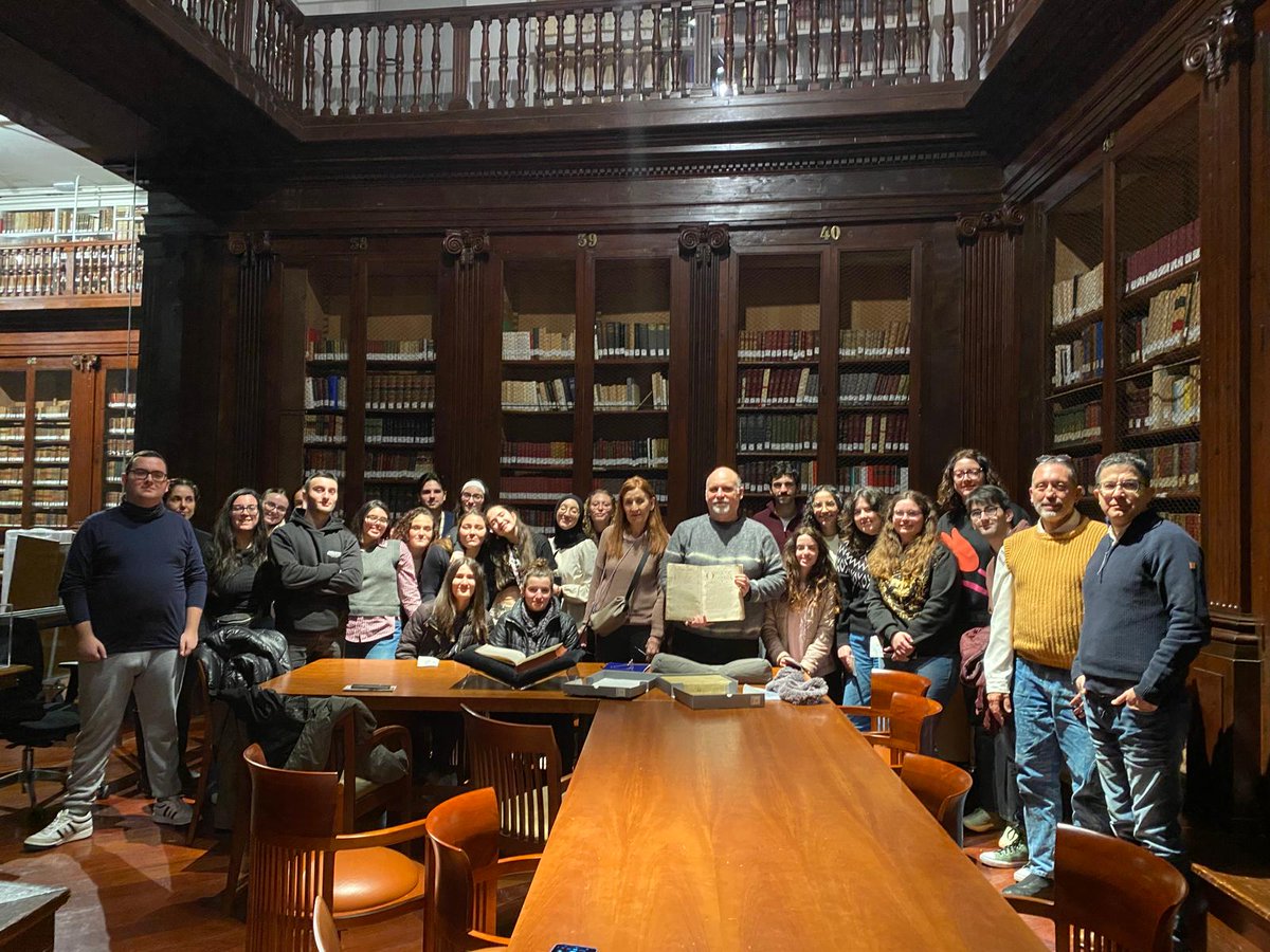 Catalana_UA's tweet photo. Dijous passat, 5 de març, l’alumnat de tercer i quart curs del Grau va fer una ruta artística i literària per la València del segle XV i primera meitat del XVI en el marc de les assignatures de Literatura catalana, Cultura i Art i de Literatura Catalana de Segle XV (II). https://t.co/51DecHkOih