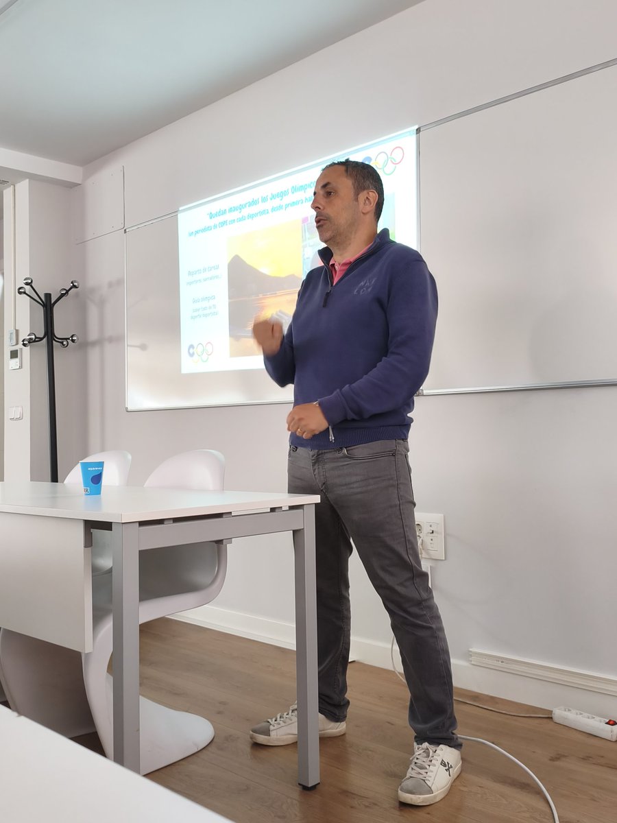 ✍🏻 ¡Vaya clase sobre Juegos Olímpicos, las guía olímpica y mucho más gracias a Ángel García!

📻 El periodista de la COPE ha estado contando a nuestros alumnos todo tipo de anécdotas que pueden ocurrir cubriendo unos Juegos!

<a href="/UEMC/">UEMC</a> <a href="/albertoperezdoc/">Alberto Pérez</a> <a href="/agarciamuniz/">Angel Gª Muñiz</a>
