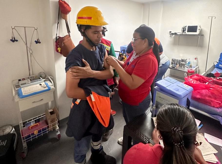SecSaludBAQ's tweet photo. Con la vacunación y monitoreo de ciudadanos locales y extranjeros, mantenemos vigilancia activa en el Puerto de Barranquilla, para evitar el ingreso del Sarampión y otras enfermedades. ✔️ https://t.co/hsPpXnqwMh