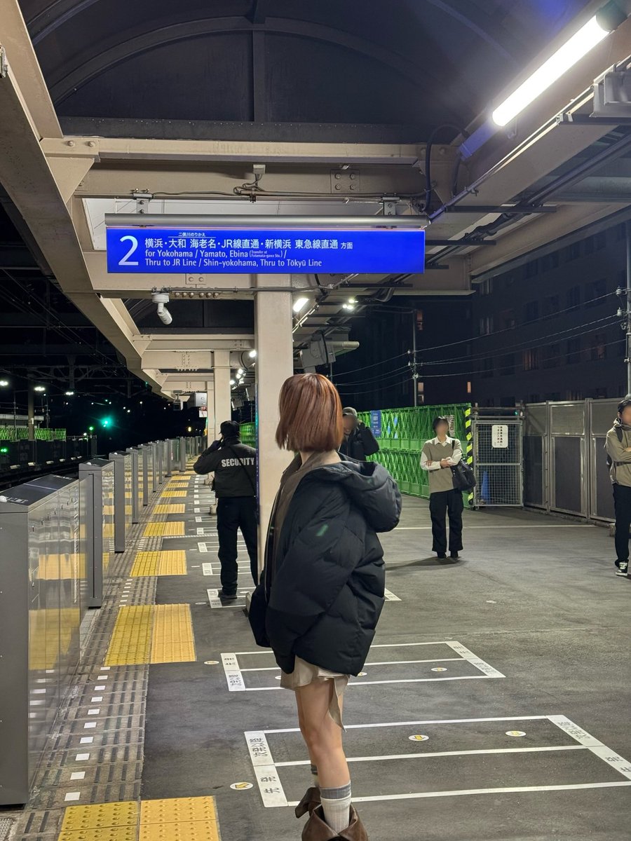 nzuwzu's tweet image. この看板から二俣川駅より先の相鉄いずみ野線。屋根の形状と相対式ホームかつ切通しではない立地の駅なので、緑園都市駅2番ホームの湘南台寄りのところで間違いないと思います🧡🫶

#山口真子 #マコ #MAKO #마코 #NiziU