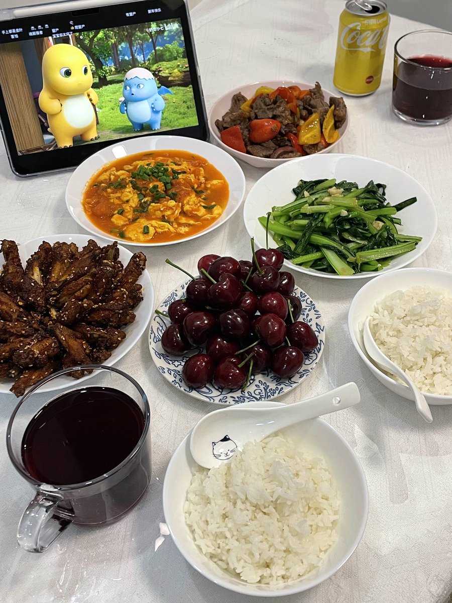 roxanne25870520's tweet photo. 和可爱的人一起看可爱的奶龙一起吃美味的饭🥣 https://t.co/Uu2R2bdTvy