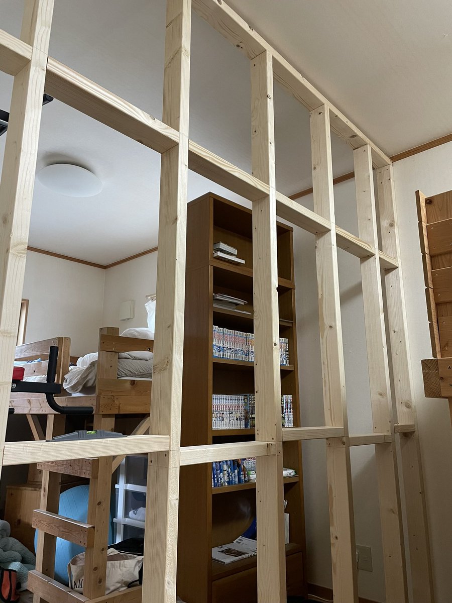 natm191's tweet photo. なかなか根気がいりますね😉木って反るのだと、当然のことを思い知る。柱間の横木は、数ミリずつ長さ違って、てこずったあ😂一つずつ切るしかない https://t.co/hRV5v3LjwP