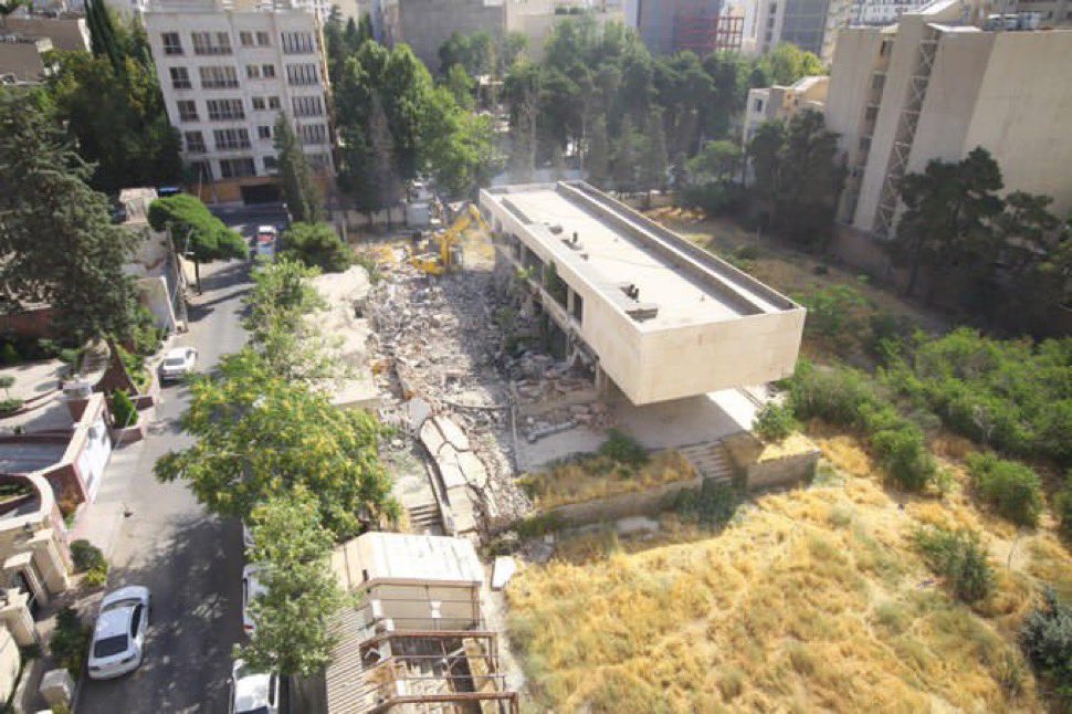 MehdiZandpoor's tweet photo. #عکس_جنگ_نیست 
ویلای ملکه توران در خیابان پسیان تهران است که ۷_۸ سال پیش توسط کمیته امداد تخریب شد.
#تخریب_تمدن https://t.co/Rs0pM8rqW4