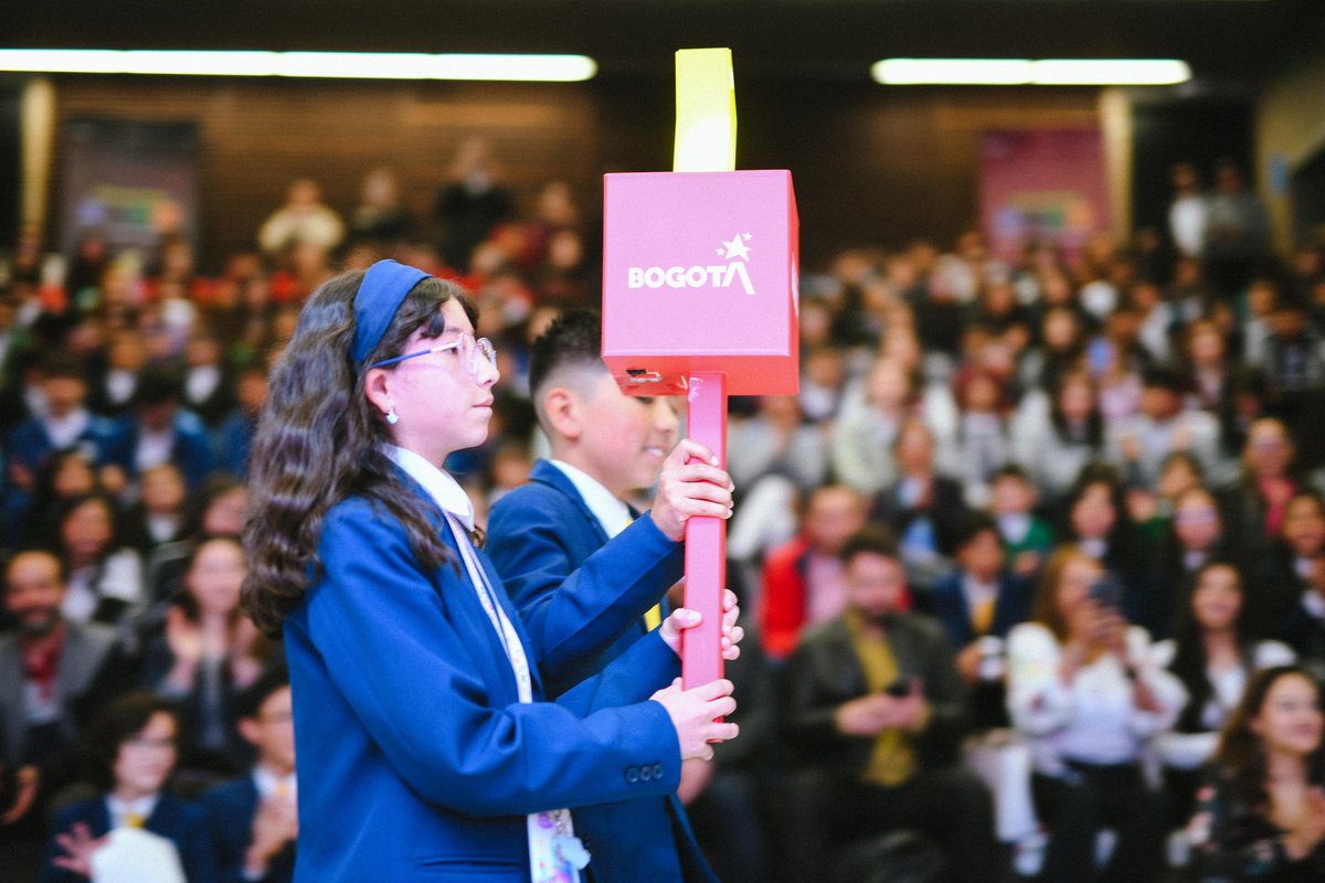 Educacionbogota's tweet photo. 🧪 ¡@Bogota es ciencia!
Estamos en el lanzamiento de las #OlimpiadasSTEM 2026 desde el colegio Rogelio Salmona. En esta edición, queremos invitar a todas las niñas, los niños y jóvenes a vivir la ciencia dentro y fuera de los colegios.
Así es como en la alcaldía de @CarlosFGalan estamos fortaleciendo las competencias científicas, matemáticas, tecnológicas y socio ambientales en las instituciones educativas de la ciudad. #AquíSíPasa 🏙️