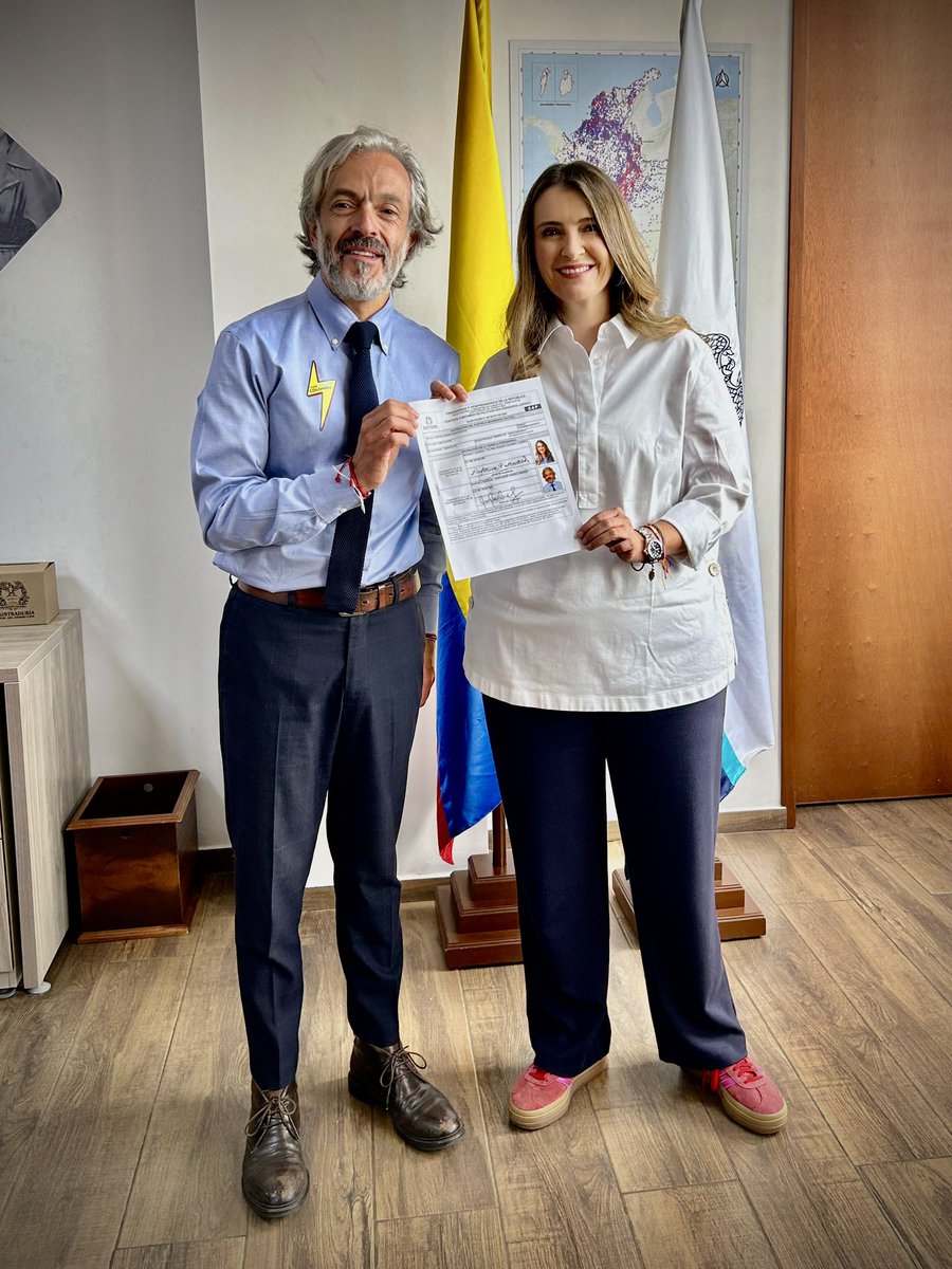 Quiero que <a href="/PalomaValenciaL/">Paloma Valencia L</a> sea nuestra presidente. ¡Y quiero ser su vicepresidente! 

No estamos acá para cambiar ninguno de nosotros 2, pero sí para que Colombia cambie. 

Soy OVIEDO y quiero ¡ayudar a sumar en la diferencia!