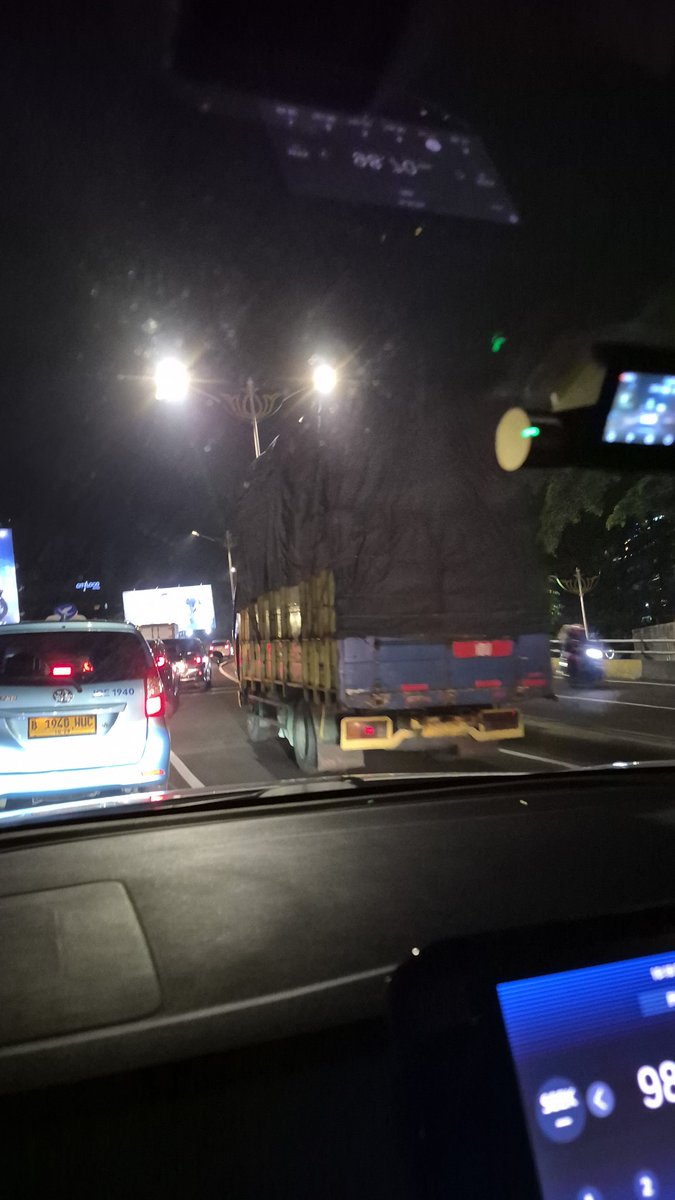 argarinidevi's tweet photo. @TMCPoldaMetro ampun pak. Di flyover arah tebet dr kokas ada truk gede bgt mogok. Gelo. Dr kuncit ke kokas 1 jam https://t.co/QbMgC7b0SJ