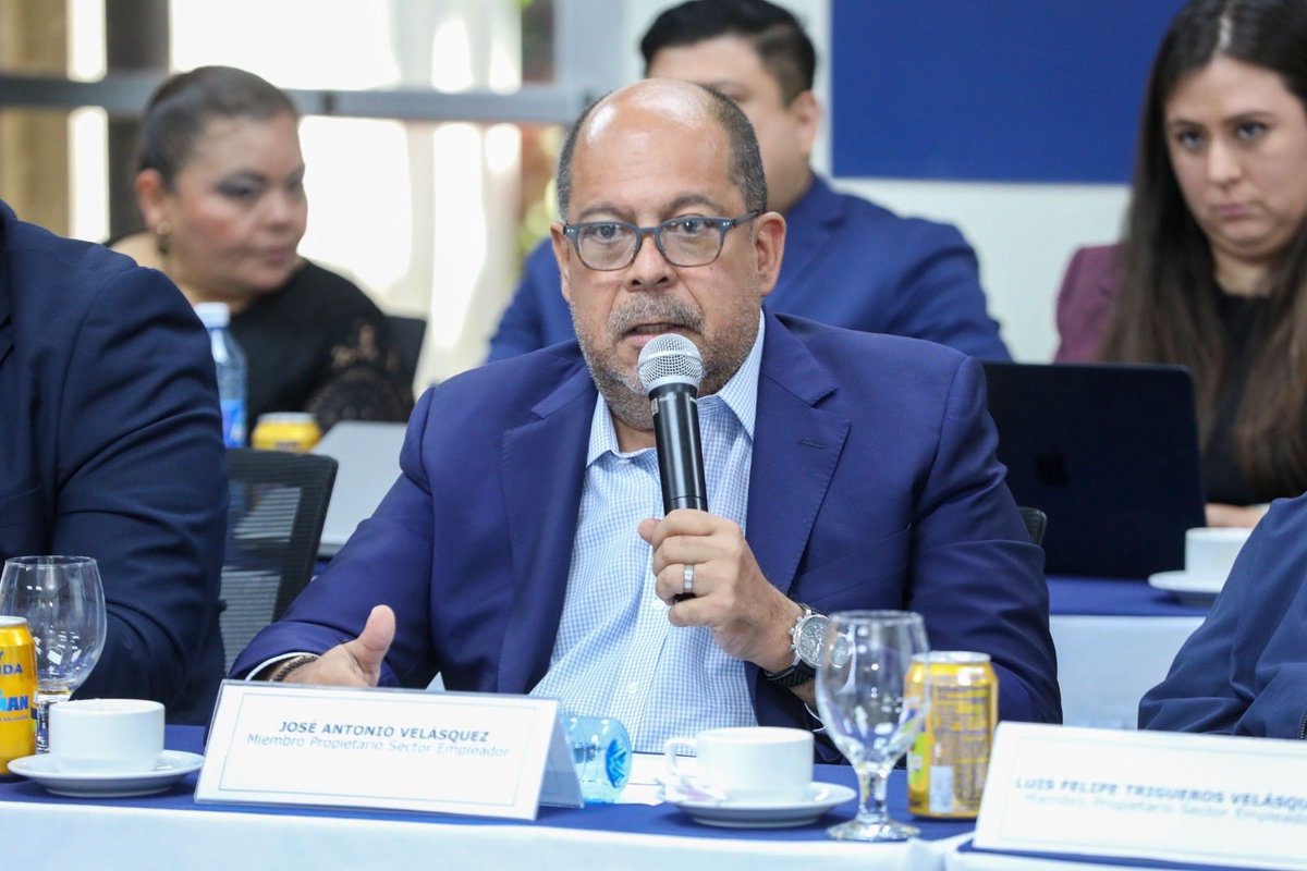 ElJornal_SV's tweet photo. Noticias | Delegación tripartita de El Salvador expondrá avances laborales ante la OIT

El ministro de Trabajo, @RolandoCastroSv, informó que durante la más reciente reunión del Consejo Superior del Trabajo se analizaron diversos temas de interés nacional orientados al fortalecimiento del tejido productivo del país.

En el encuentro también se abordó la próxima visita que realizarán, de forma conjunta, representantes del Gobierno, empleadores y trabajadores ante la Organización Internacional del Trabajo.

De acuerdo con el funcionario, será la primera ocasión en que los tres sectores acudirán de manera unificada ante el organismo internacional para presentar avances y plantear soluciones respecto a observaciones realizadas en años anteriores.

Castro destacó que esta coordinación refleja el diálogo y la articulación entre los actores del mundo laboral, con el objetivo de proyectar ante la comunidad internacional los avances y acuerdos alcanzados en materia laboral en el país.