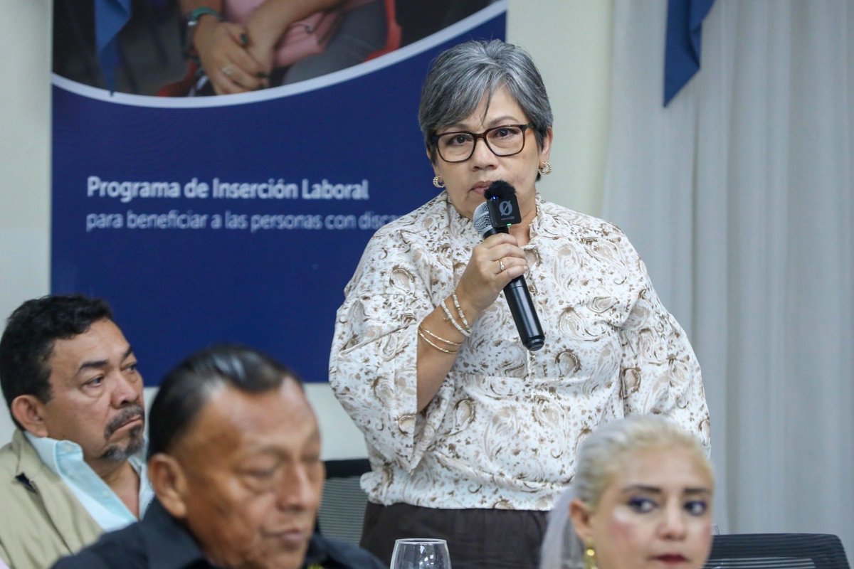 ElJornal_SV's tweet photo. Noticias | Delegación tripartita de El Salvador expondrá avances laborales ante la OIT

El ministro de Trabajo, @RolandoCastroSv, informó que durante la más reciente reunión del Consejo Superior del Trabajo se analizaron diversos temas de interés nacional orientados al fortalecimiento del tejido productivo del país.

En el encuentro también se abordó la próxima visita que realizarán, de forma conjunta, representantes del Gobierno, empleadores y trabajadores ante la Organización Internacional del Trabajo.

De acuerdo con el funcionario, será la primera ocasión en que los tres sectores acudirán de manera unificada ante el organismo internacional para presentar avances y plantear soluciones respecto a observaciones realizadas en años anteriores.

Castro destacó que esta coordinación refleja el diálogo y la articulación entre los actores del mundo laboral, con el objetivo de proyectar ante la comunidad internacional los avances y acuerdos alcanzados en materia laboral en el país.