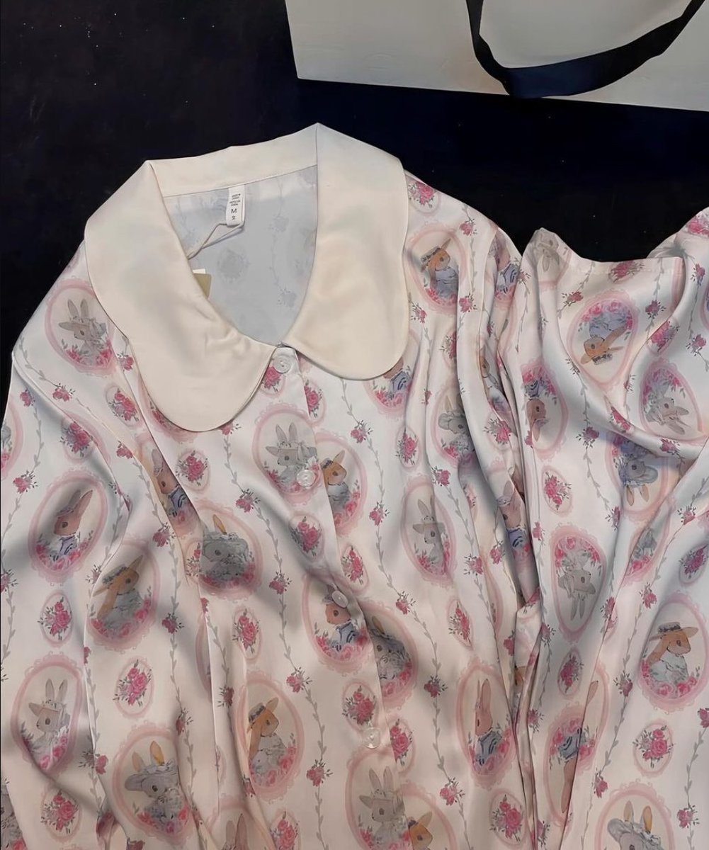 KucingSiOren's tweet photo. piyama satin gini keliatan mewah banget, cocok buat inspirasi seserahan nanti atau buat kado ke bestie yang mau nikah 🤗🤏? https://t.co/IdAovTQ0dt