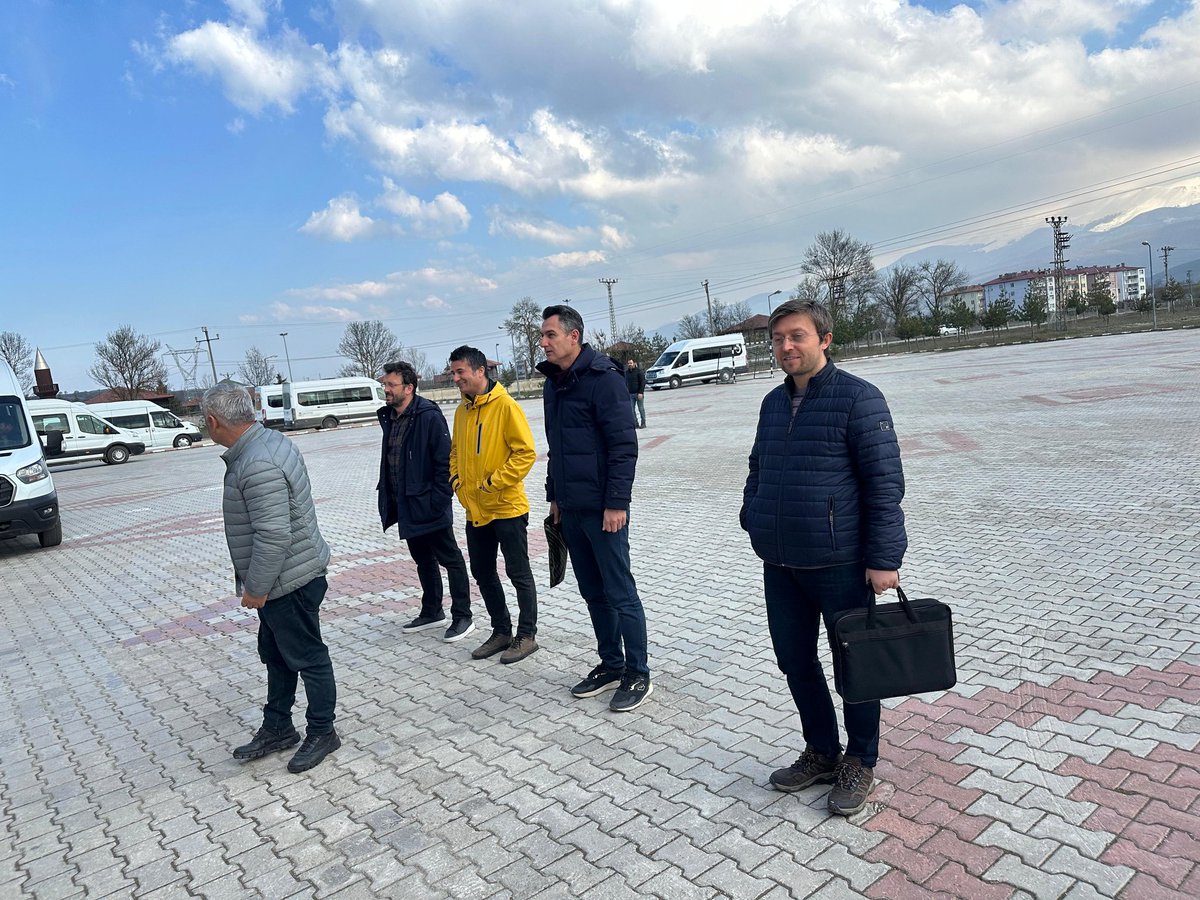 LSesal's tweet photo. Üçüncü çeyrek bitti. İçinden Ramazan geçti, Şimdi bayramı da  olan bir ara tatil geldi. Ara tatiller öğrencinin zihninin soluklandığı, merakının yeniden filizlendiği küçük bir bahçe değil midir?

#AraTatiliİyiDeğerlendir
#iyitatiller
#aratatil
#sonçeyrek
#ladik https://t.co/qau6Cezwaw
