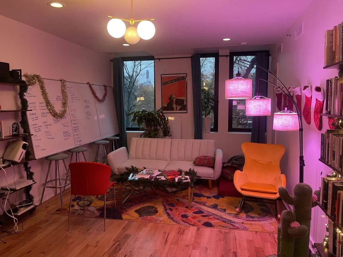 __zushi's tweet photo. Looking to sublet a few private rooms in April with option to renew in NYC's Homebrew grouphouse. This is in a super chill house of 7 focused on learning & having fun 😊The grouphouse has been amazing so far, and we're looking for more community-minded people to join the fray!!

Hallway conversations range from what's the best Rice Noodles in Chinatown to how to build a great coliving culture to how to build a private airline. I'll also add some testimony in the comments!

Perks:
- Super central location, easy for people from any Borough to come thru & to crash a night.
- Spacious house, we have the full floor of an apartment building
- Cheap and high quality food/bars right in the center of Chinatown (ask me for recs!)
- IN-UNIT washer and dryer (super rare in NYC!)
- We host community classes right in our living room
- Elevator
- Newly renovated space
- Soundproof rooms: you won’t be woken up byz sirens, honking, or the subway on the bridge
- Cozy and SPACIOUS living room. We can fit 50  ppl comfortably for socials.
- A small breakout room reserved for focus/meetings/meditations/naps/etc.
- Breathtaking view on rooftop of the Brooklyn Skyline. One of my favorite rooftop views in NYC.

See pics for vibes and DM for deets! Price is $2200-2700 including utilities depending on the room. Move-in and move-out day is fairly flexible.

(repost with typo fix)