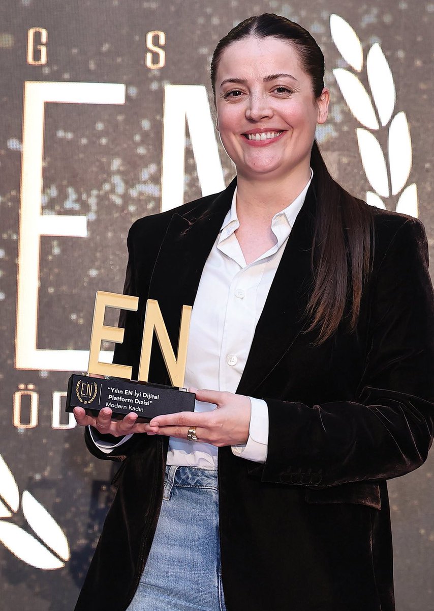 yılın en iyi tv dizisi ödülünü ben leman en iyi dijital dizi ödülünü modern kadın kazanmış bu üniversite devrimci mi
