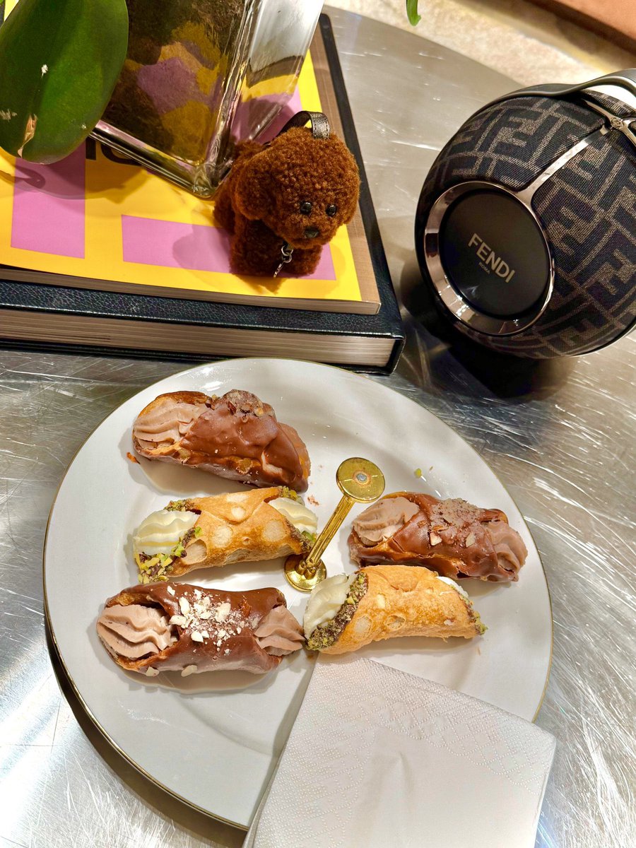 พี่ชานมีความสุขที่ได้กลับบ้านสุบๆ 🇦🇺🤙🏻 มาอวดใน🫧ว่าไปกินเฝอร้านเด็ดมา คุณพ่อซื้อน้ำหอม Creed ให้เป็นของขวัญ ไปชิทแชทกับ Fendi สาขาซิดนีย์มา ได้นั่งดูฟุตบอลชิวๆกับเพื่อนสมัยเด็ก และก็ได้ใช้เวลากับแบรี่ㅜㅜ เอนจอยกับเวลาพักเยอะๆเลยน้า