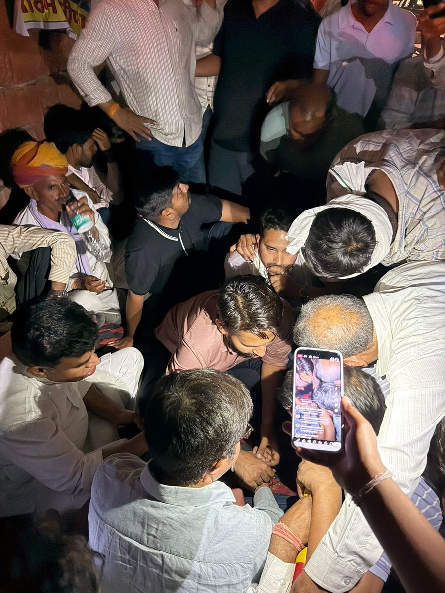 गौतम मीणा को न्याय दिलाने की माँग को लेकर एसएमएस अस्पताल की मोर्चरी के बाहर चल रहा धरना आज परिवार की सहमति से समाप्त कर दिया गया है।

प्रशासन के साथ हुई वार्ता में निम्न निर्णय हुए हैं—
• परिवार के एक सदस्य को संविदा पर नौकरी दी जाएगी।
• परिवार को कुल 15 लाख रुपये की आर्थिक